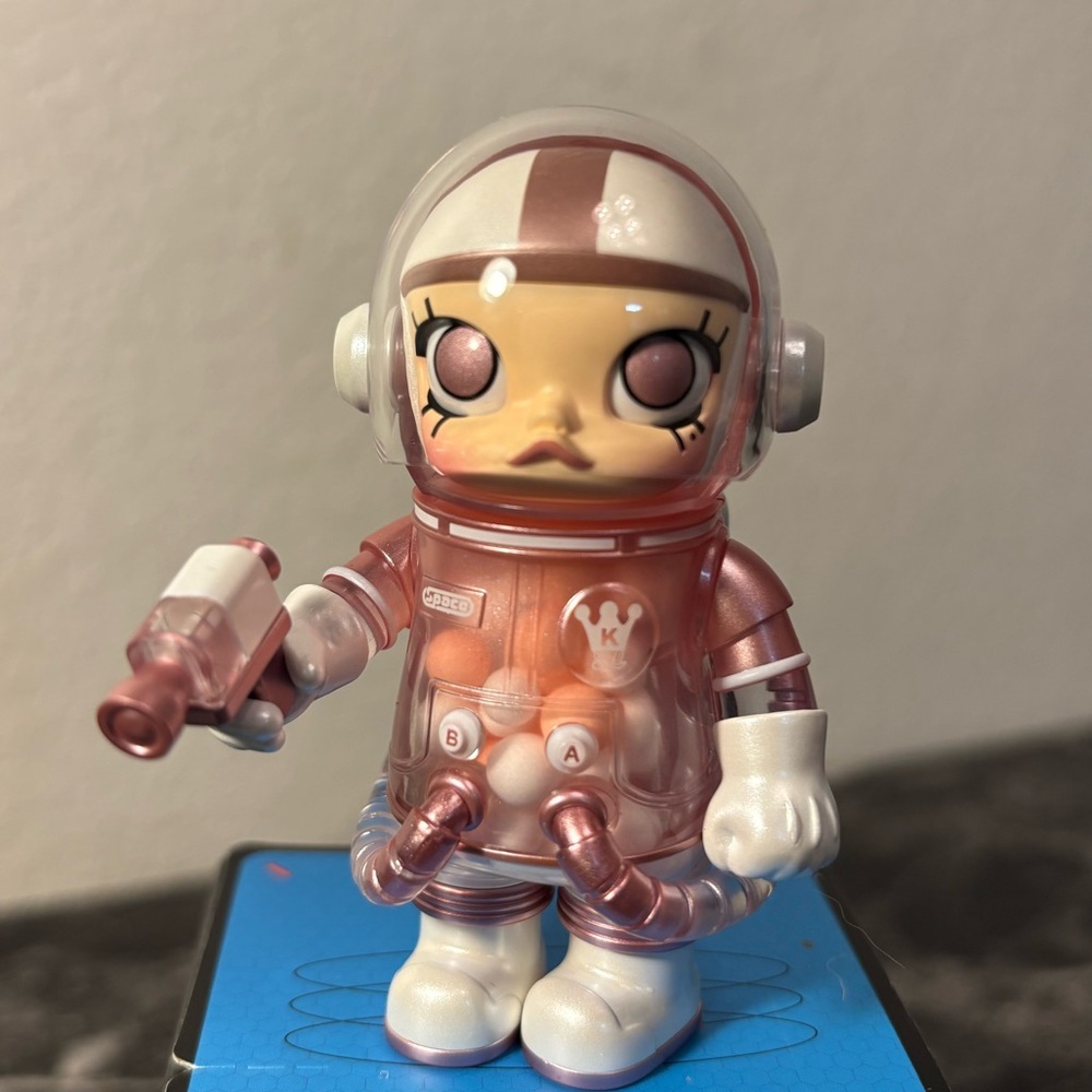 Space Molly 100% Series 04 - Confirmed Smitten Love - White